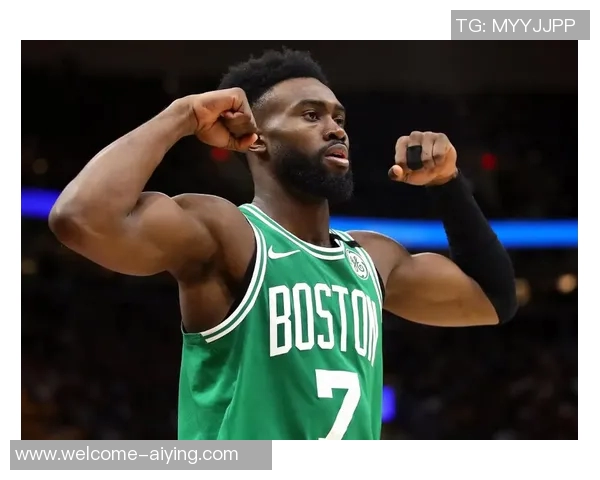 杰伦布朗首节狂砍19分3板2助2断三分火力全开助力球队领先